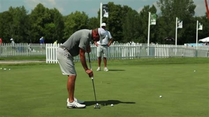 What putter does Poston use?
