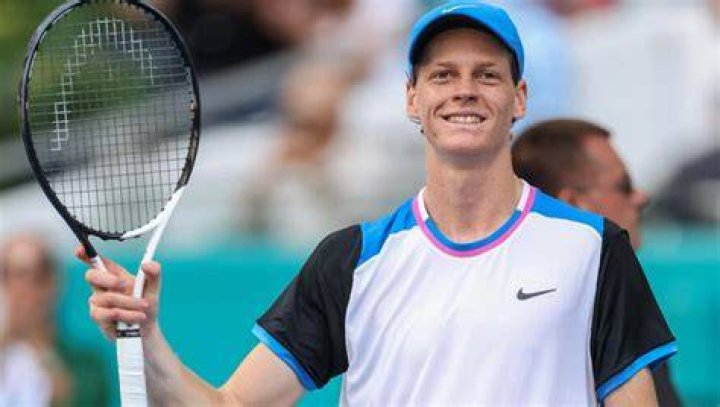 What racket does Shapovalov really use?