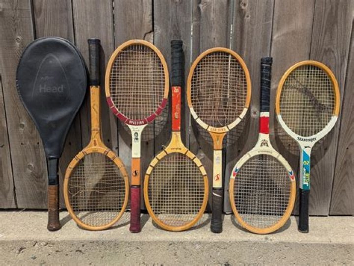 What racket does Venus use?