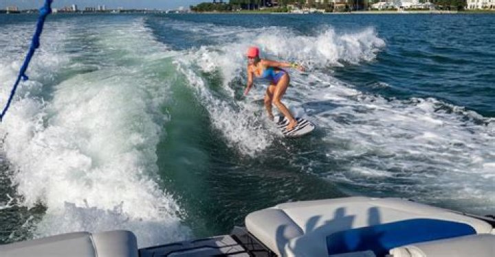 What should I bring to a wakesurf?