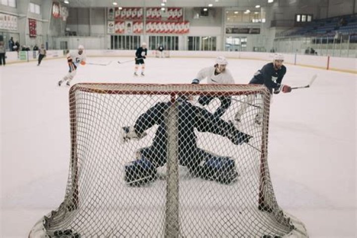 What should you not eat before a hockey game?