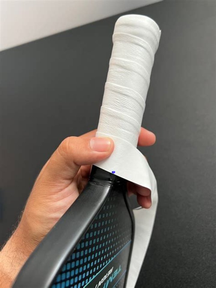 What tennis overgrip does Federer use?
