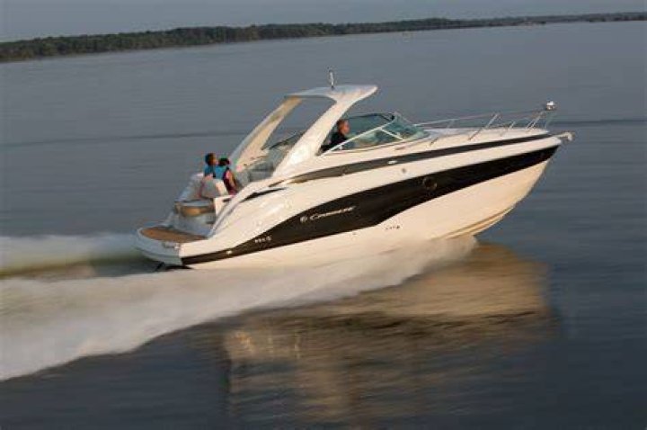 What type of boat is a cruiser?