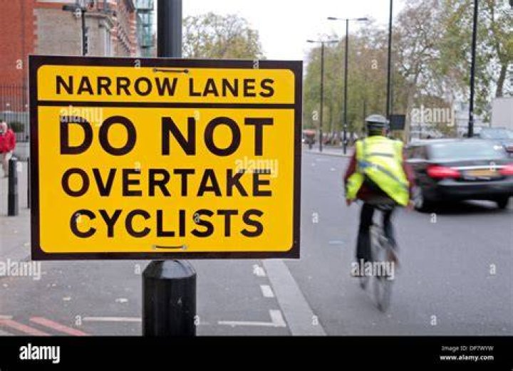 When should you never overtake a cyclist?