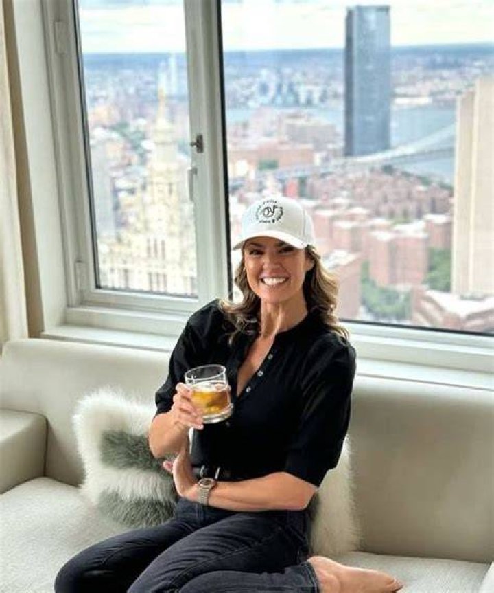 Where does Amanda Balionis live?