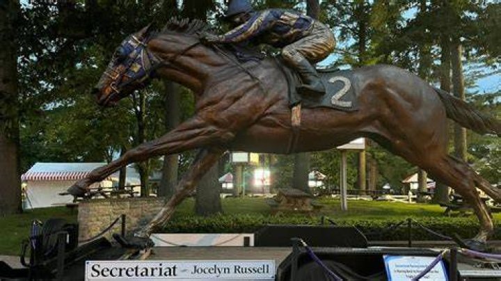 Where is Secretariat buried standing up?