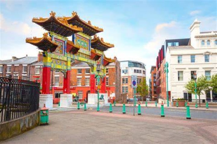 Where is the biggest Chinese community in the UK?