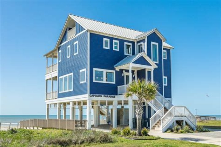 Where was the beach house in Queen of the South?