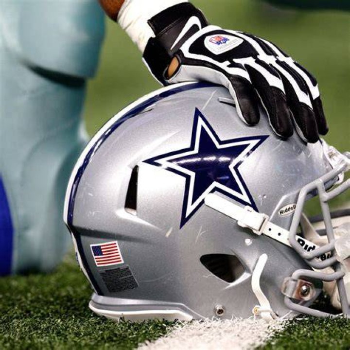 Which Dallas Cowboys player had his helmet stolen at the 1994 Super Bowl?