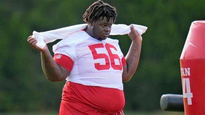 Which linebacker covers the tight end?