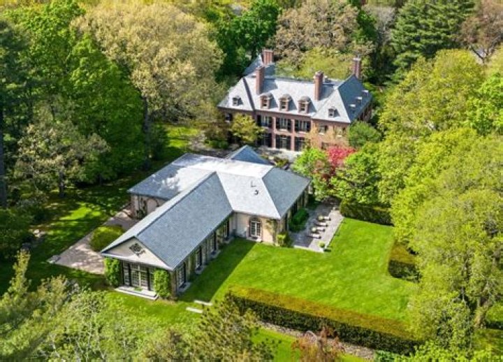 Who bought Tom Brady's house in Brookline?