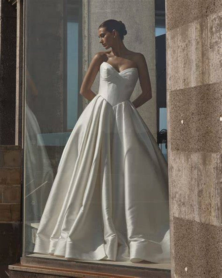 Who can see the wedding dress before the wedding?