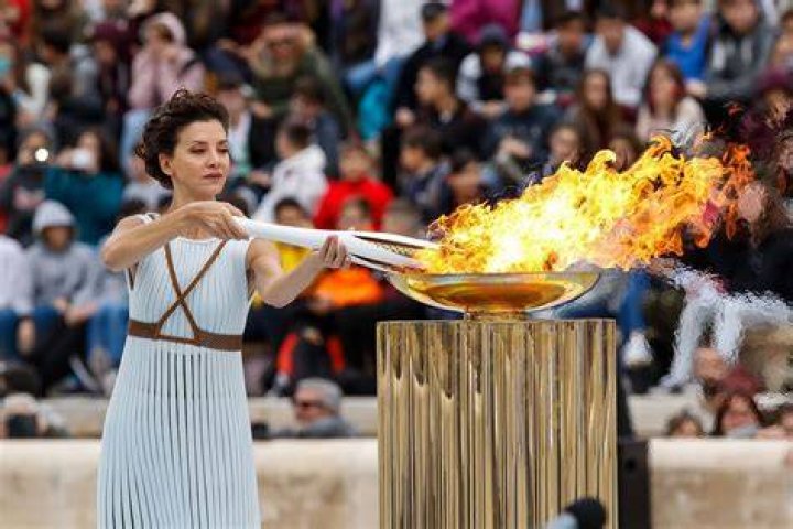 Who lights the Olympic torch 2022?