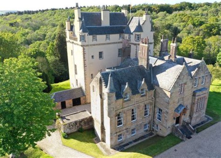 Who now owns Cassillis castle?