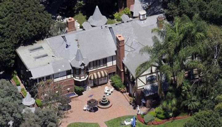 Who owns Hayvenhurst house?