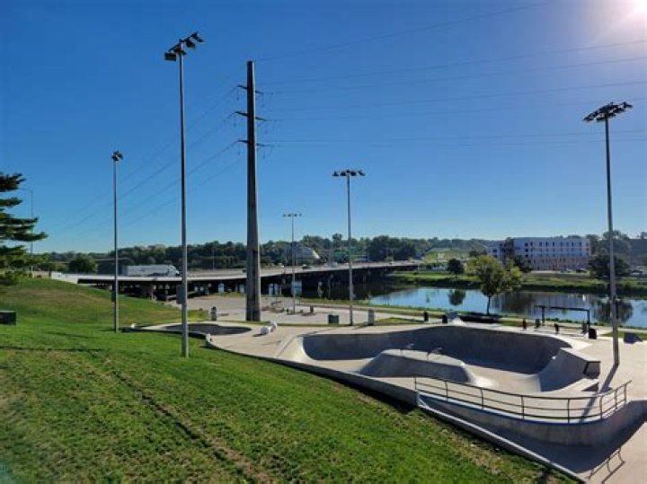 Who paid for the Des Moines skatepark?