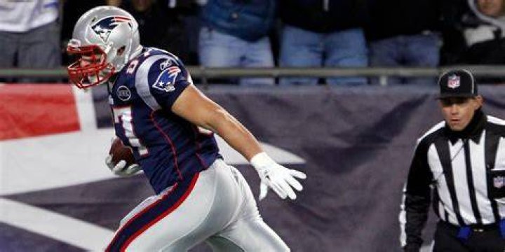Who threw touchdowns to Rob Gronkowski?