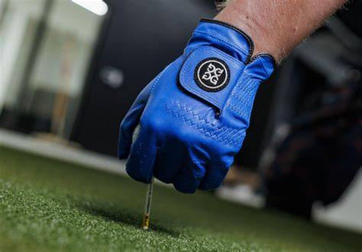 Who was the first golfer to wear a glove?