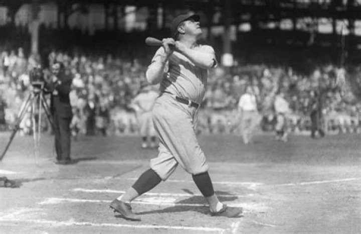 Whose record did Babe Ruth break when he hit 60 home runs in 1927?