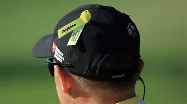 Why are the golfers wearing a yellow ribbon at the Honda Classic?