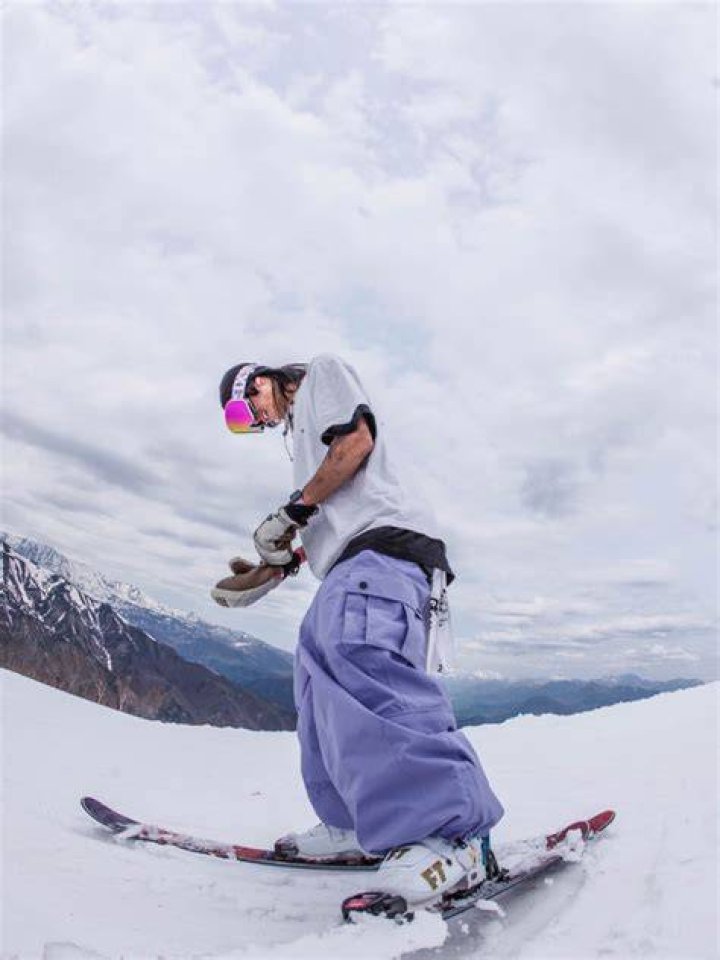Why do aerial skiers wear baggy clothes?