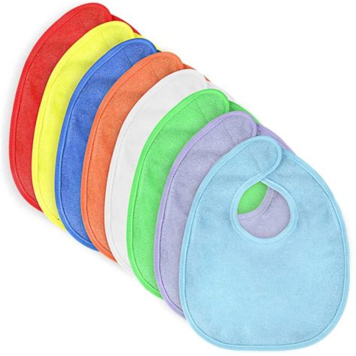 Why do caddies wear different Coloured bibs?
