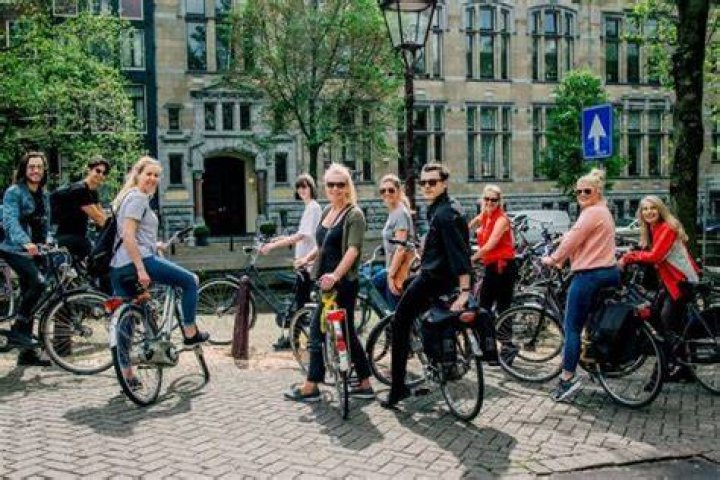 Why do Dutch cyclists not wear helmets?