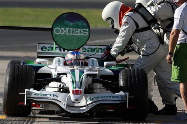 Why do F1 cars not refuel?