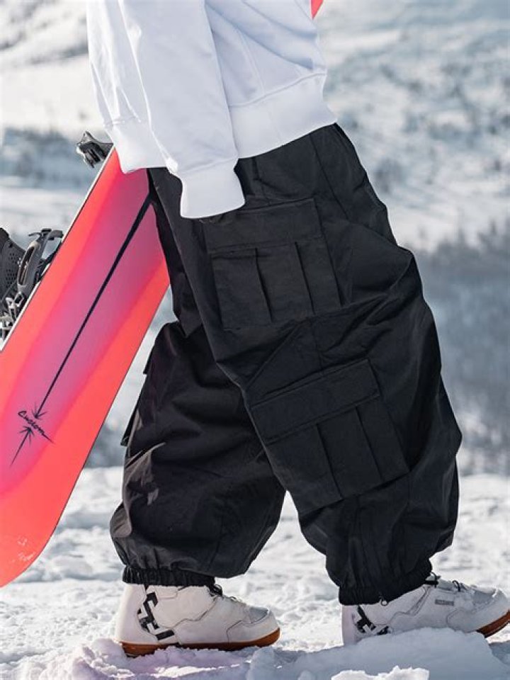 Why do freestyle skiers wear baggy pants?