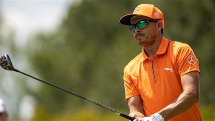 Why does Rickie Fowler wear glasses?